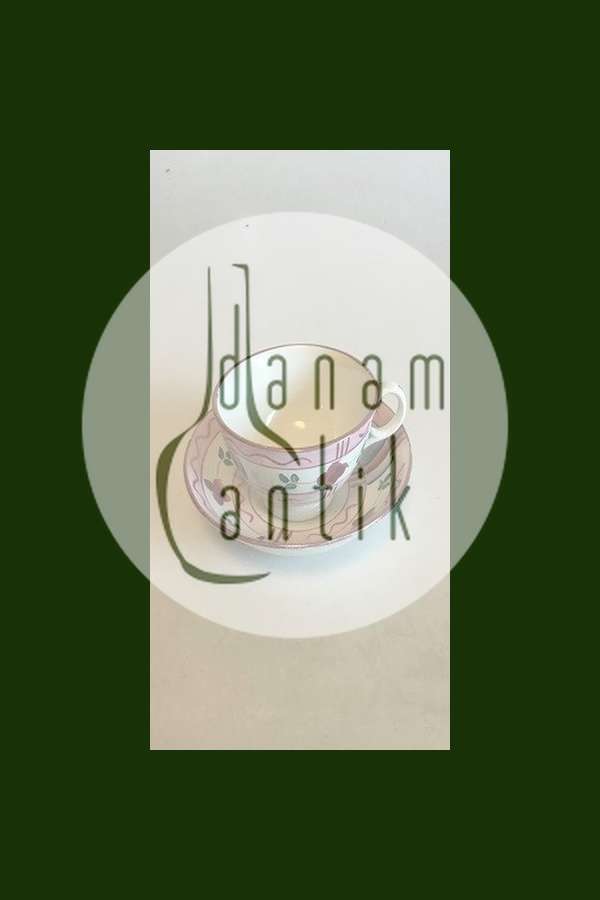 Gammel Thekop med rød dekoration