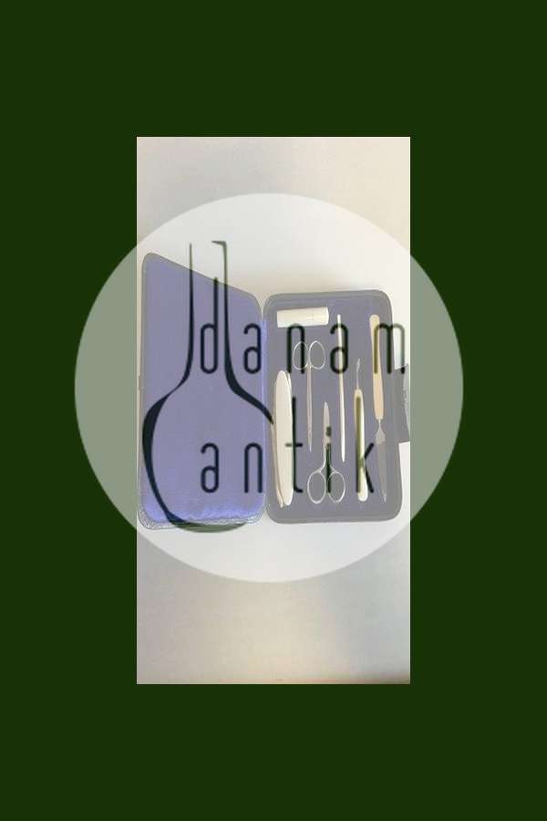 Nagelset/Pediküre-Set im Etui mit schwarzem Skai überzogen. Griffe der Beine