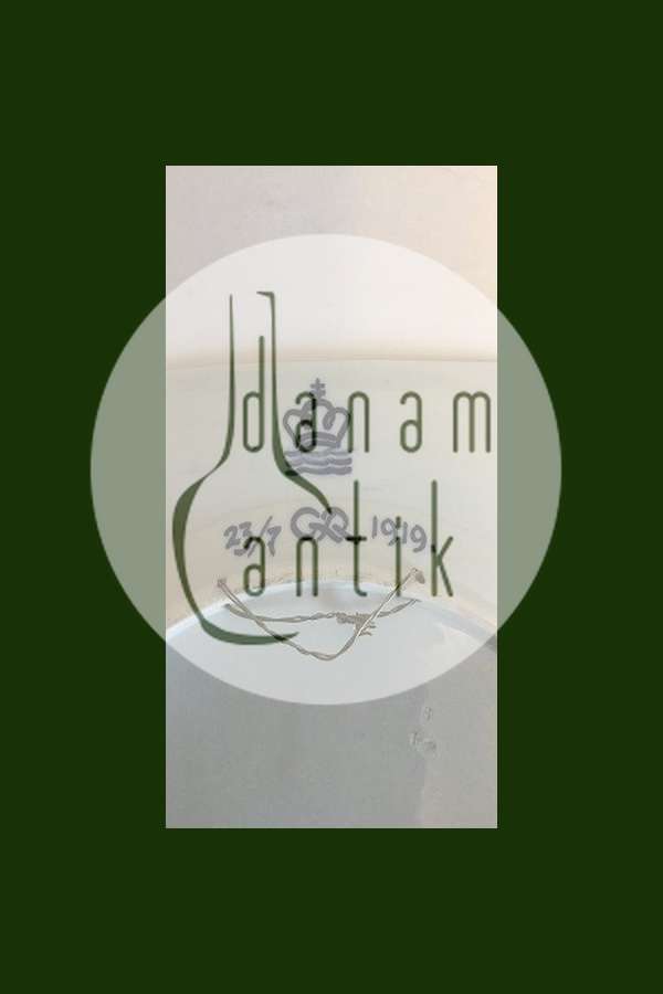 Royal Copenhagen Unika Fajance ottekantet platte dekoreret med ged der spiser af et træ