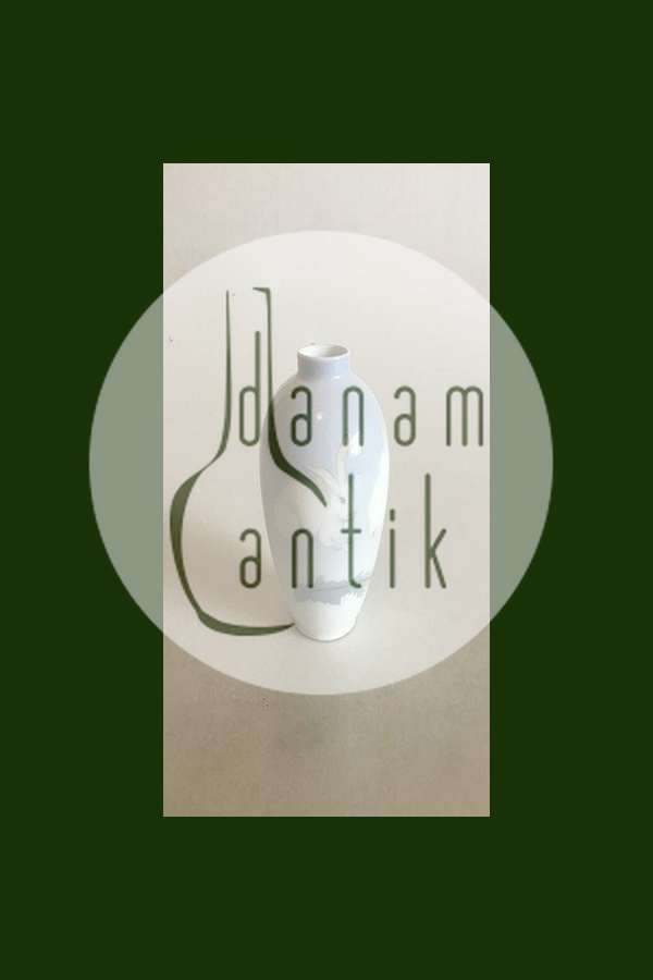 Royal Copenhagen Art Nouveau vase dekoreret med Kaniner No 243/47A