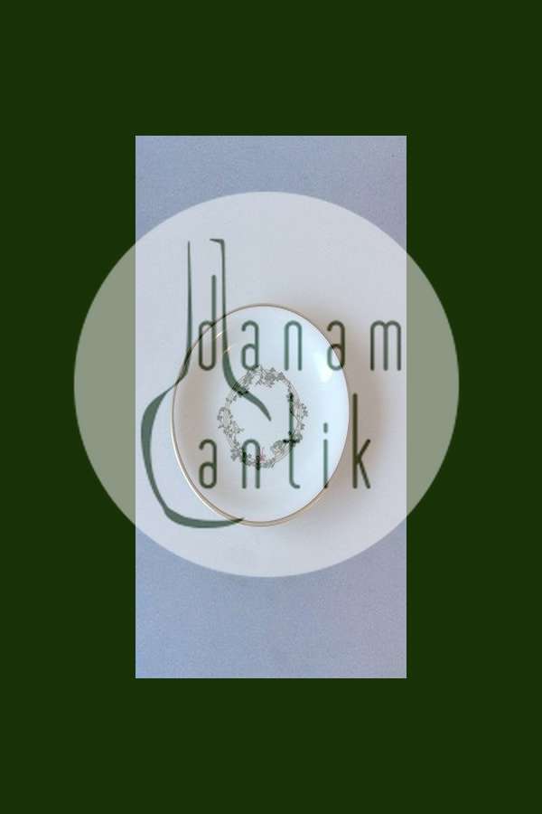 皇家哥本哈根的圣诞边盘。设计者：Jette Frölich 2002。尺寸为19厘米。