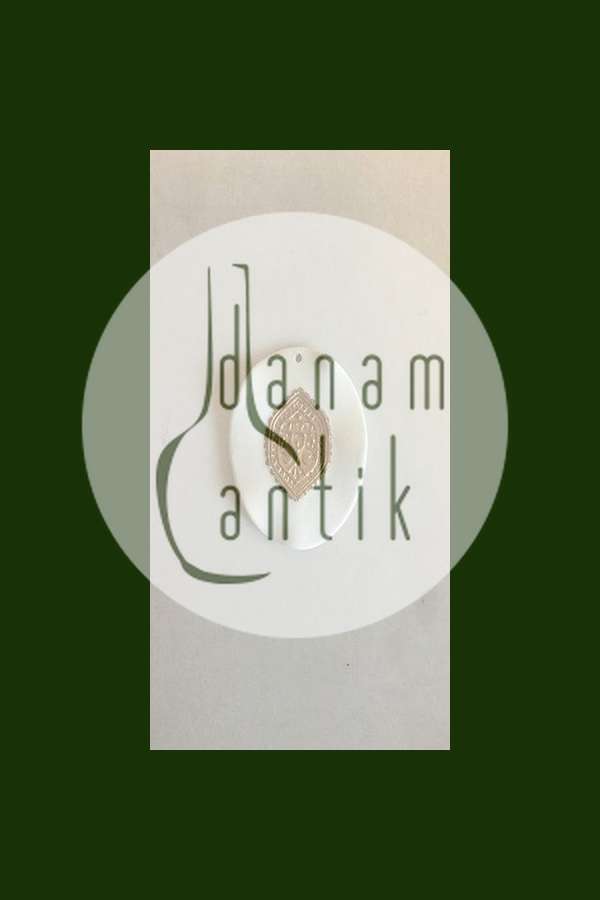 Royal Copenhagen Vedhæng af porcelæn med gulddekoration. Designet af Nils Thorson