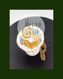 Royal Copenhagen Vedhæng a fporcelæn med gulddekoration. Designet af Nils Thorson. Sterling sølv af Anton Michelsen