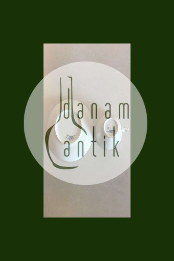 Royal Copenhagen Hvid Svejfet Kaffekop med underkop No 1549 med takket guldkant (Stel 387 / Josephine) Kaffekop med underkop No 1549