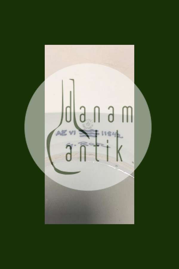 Unika Royal Copenhagen ottekantet fad af porcelæn, dekoreret i underglasur blå med hest i indhegning