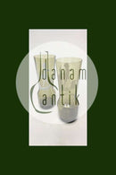 Vermutlich deutsches Glas. Set aus zwei Vasen aus grünem Glas mit weißem Dekor