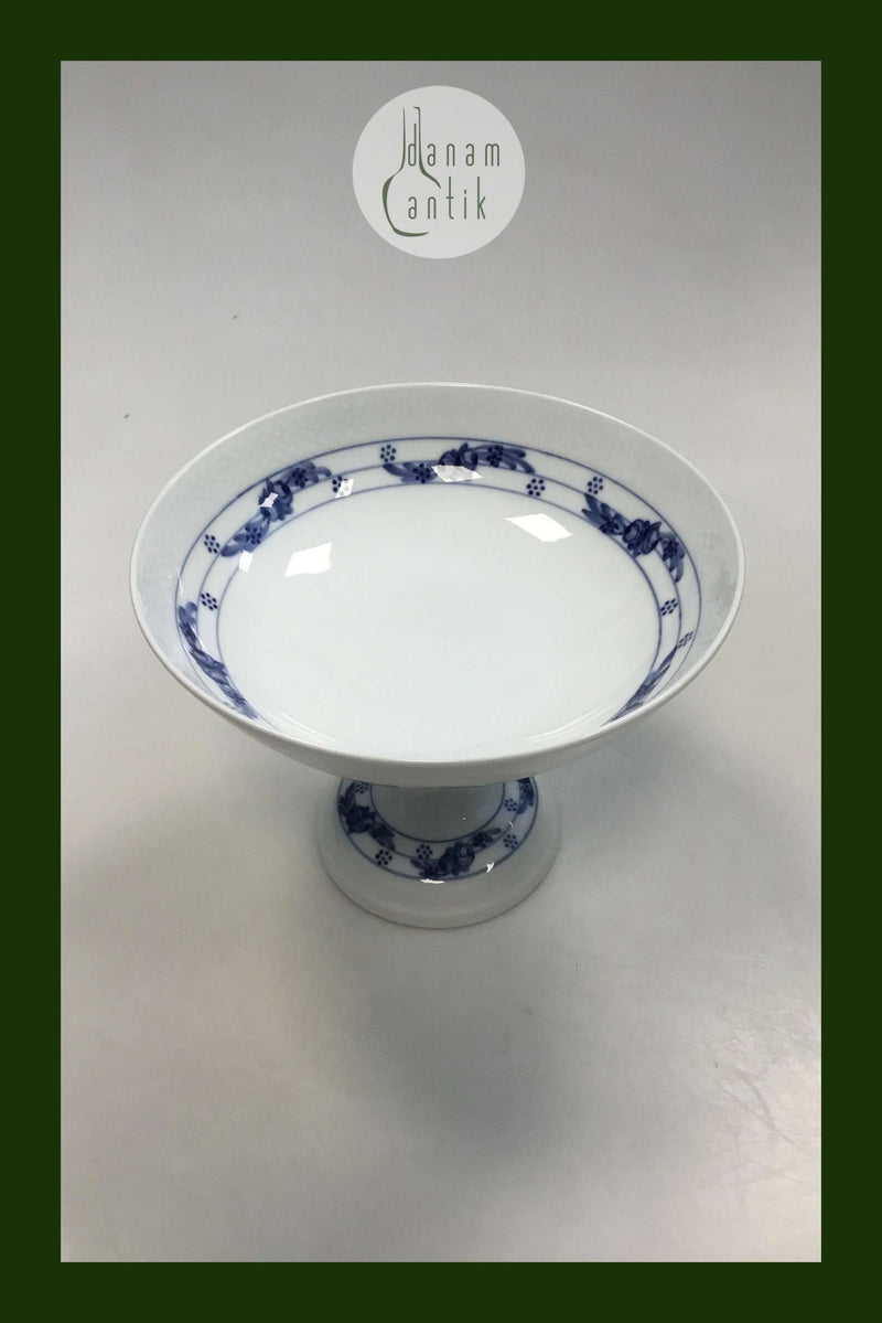 皇家哥本哈根玫瑰花蕾碗，脚踏8064号。尺寸为21厘米/8.27英寸，状态良好。