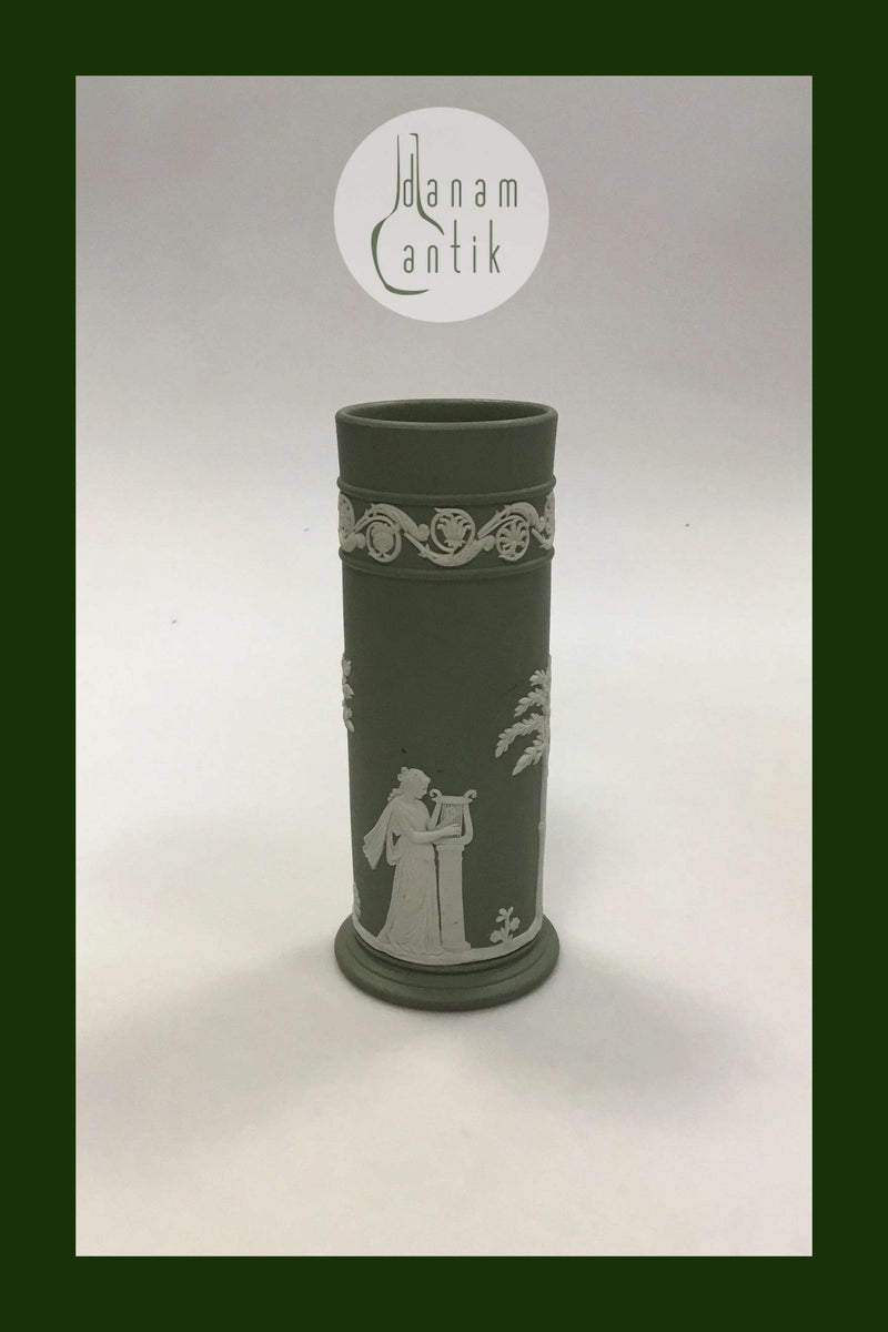 Wedgewood Cylindrisk vase dekoreret med lyrespillende gudinder. Måler 16,5 cm(6 1/2 in.)