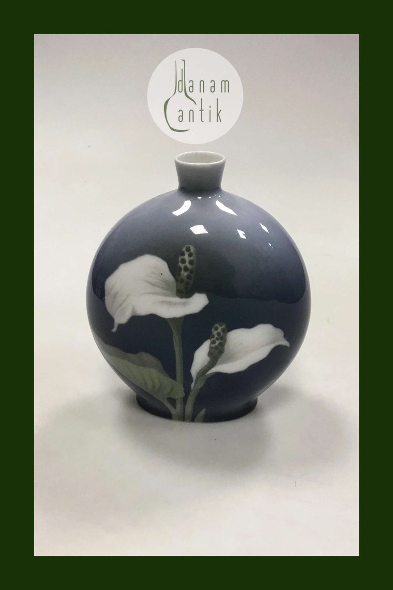 Royal Copenhagen Art Nouveau Vase dekoreret med fredslilje No 271/209B