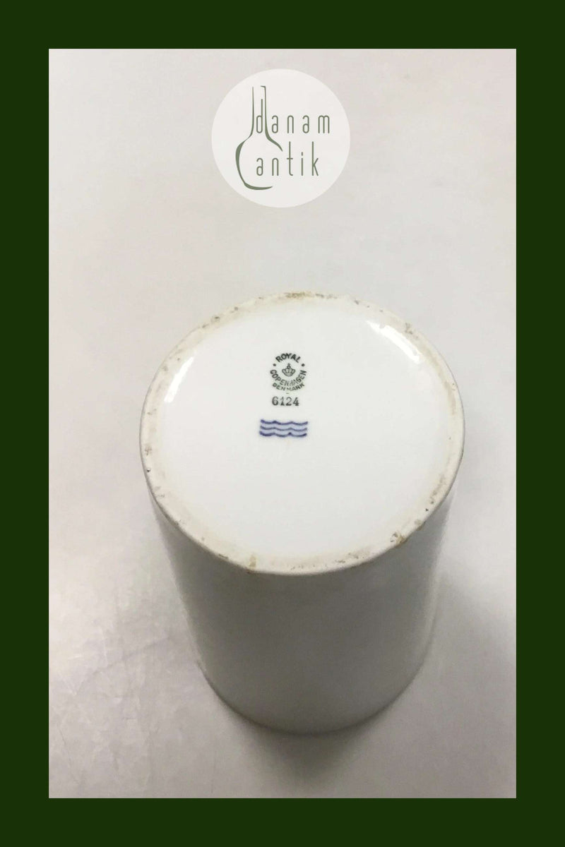 Royal Copenhagen Krus af kraftig hvid porcelæn No 6124