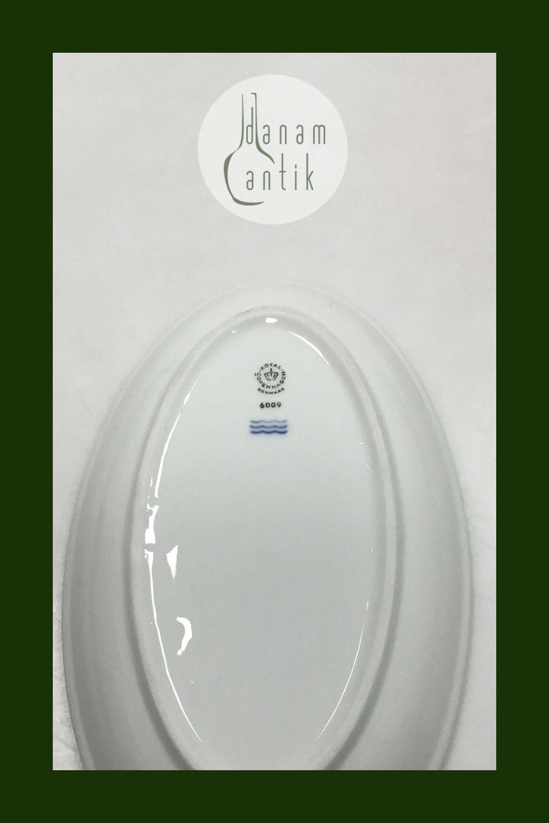 Royal Copenhagen Hotelporcelæn dekoreret med vilde planter Ovalt fad No 6009