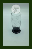 Holmegaard Glasværk: ørneglas eller sodavandsglas på sort fod med slibninger