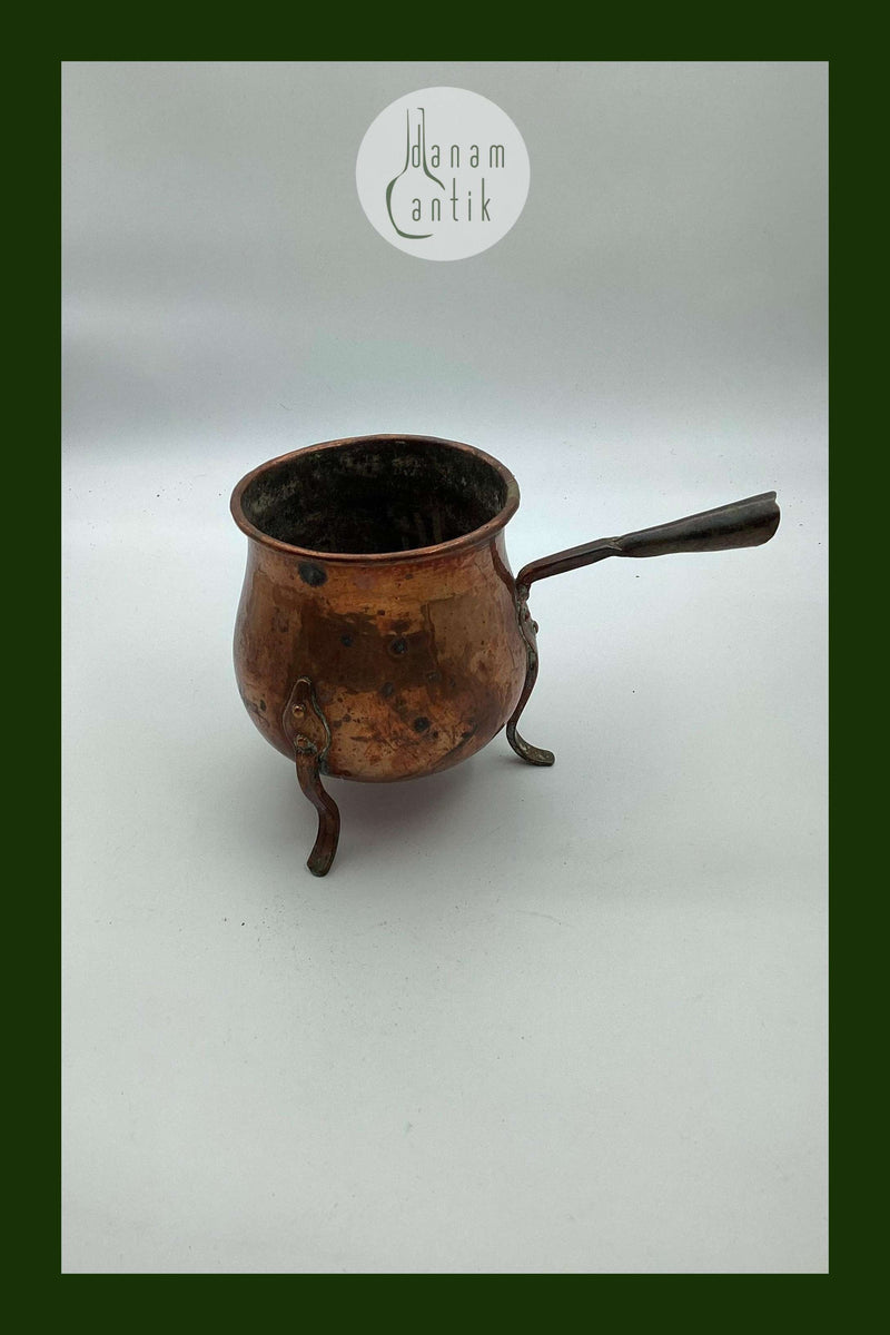 Høj dansk kobbergryde med håndtag stående på tre ben fra midt i 19. århundrede.