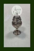 19世紀に作られた足つきの銀製ソルトシェーカー。