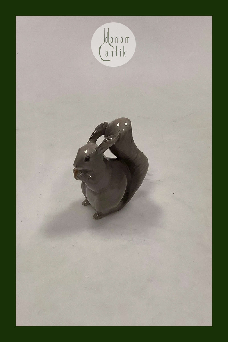 Tidlig Royal Copenhagen Figur af Egern med nød No. 2845/982