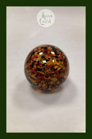 Orangefarbene Buchstabenwaage aus Glas