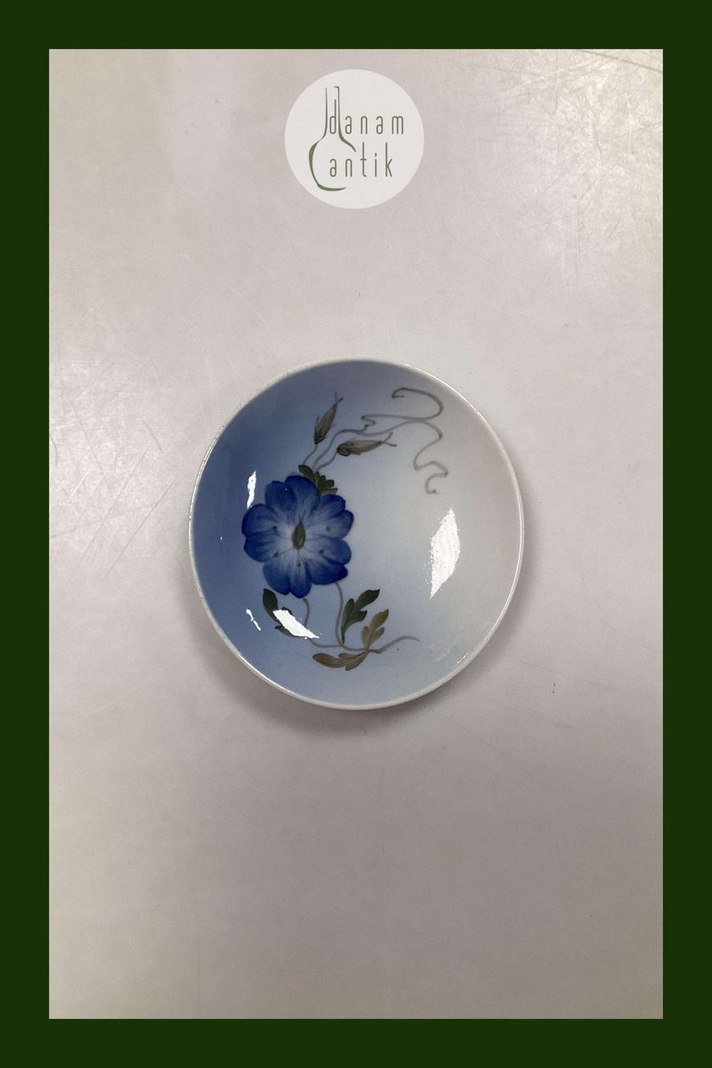 Royal Copenhagen Art Nouveau Lille platte med blomst No 2800/2800