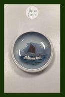 Royal Copenhagen Art Nouveau Skål med skib No. 2927 / 2528