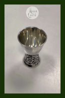 Æggebæger i sølv med ornamentik