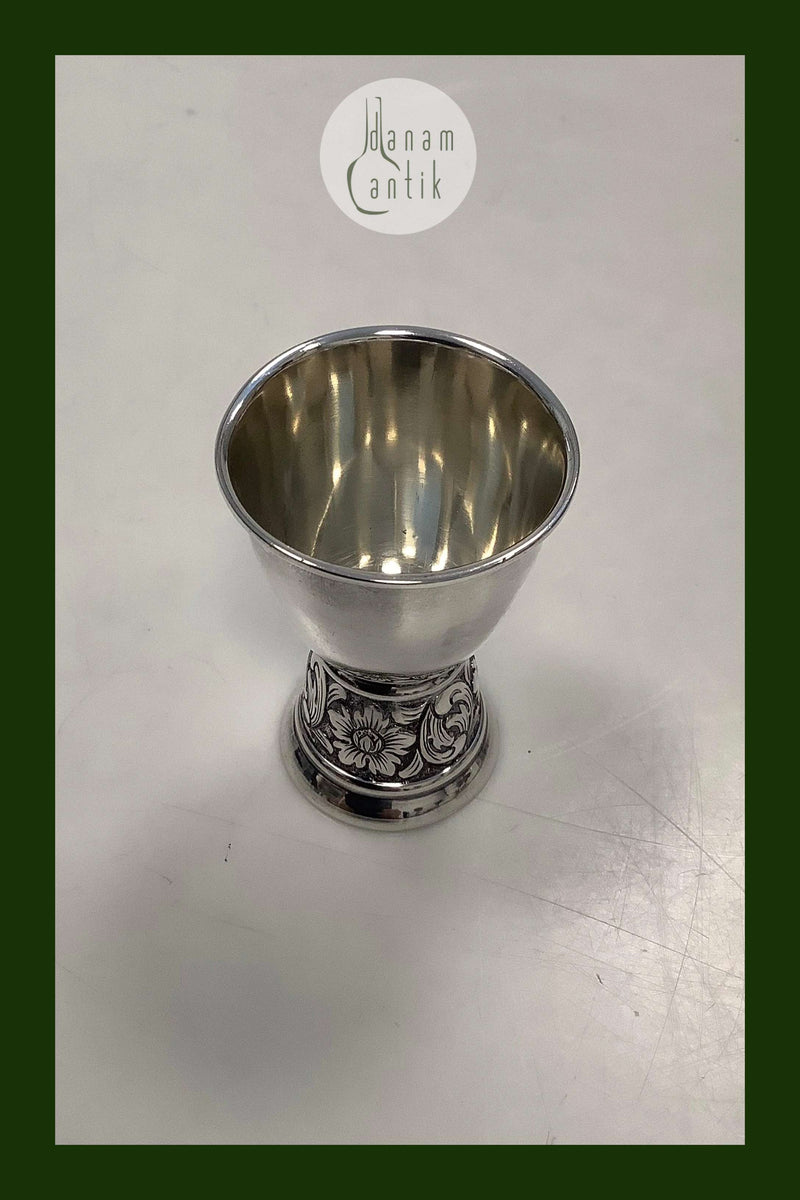 Æggebæger i sølv med ornamentik