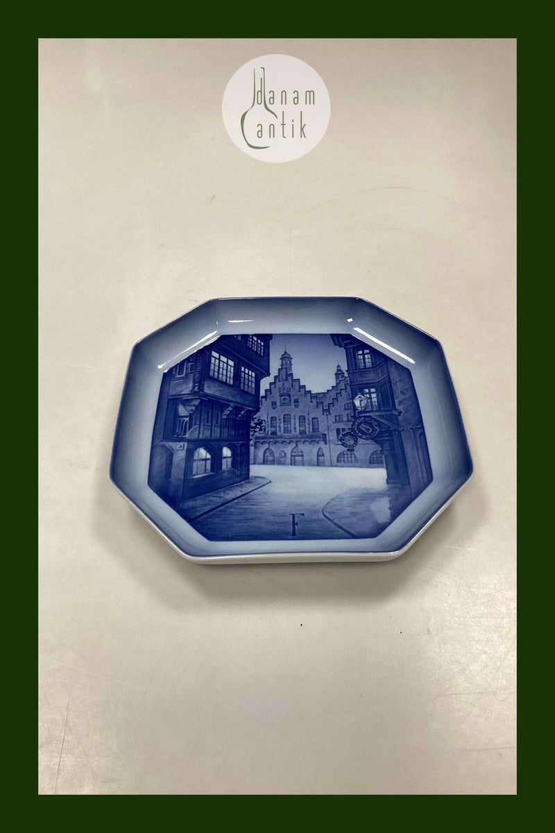 Bing og Grøndahl Alfabet Platte Frankfurt.  Designet i 1933-1934 af Ove Larsen