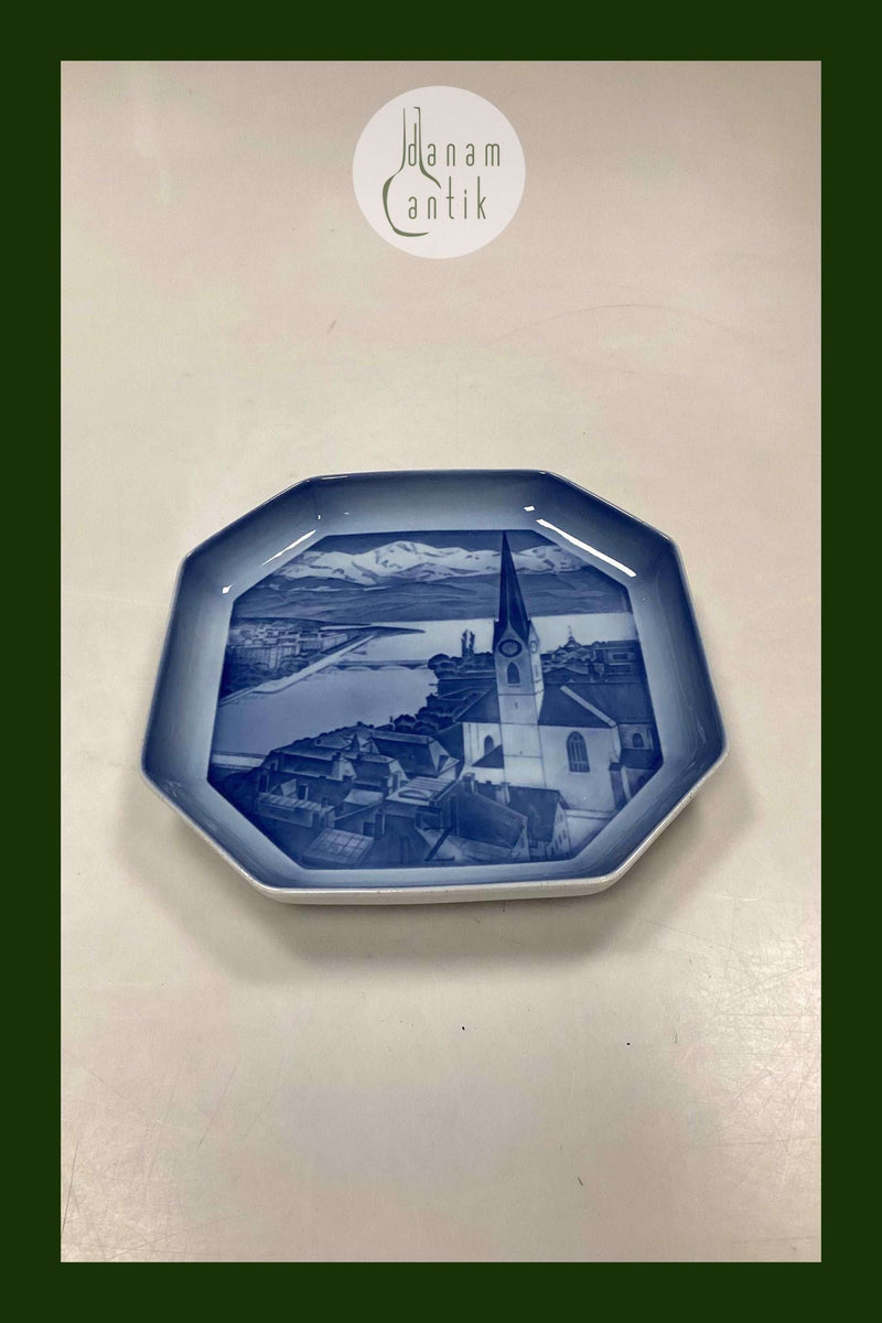 Bing og Grøndahl Alfabet Platte Zurich. Designet i 1933-1934 af Ove Larsen