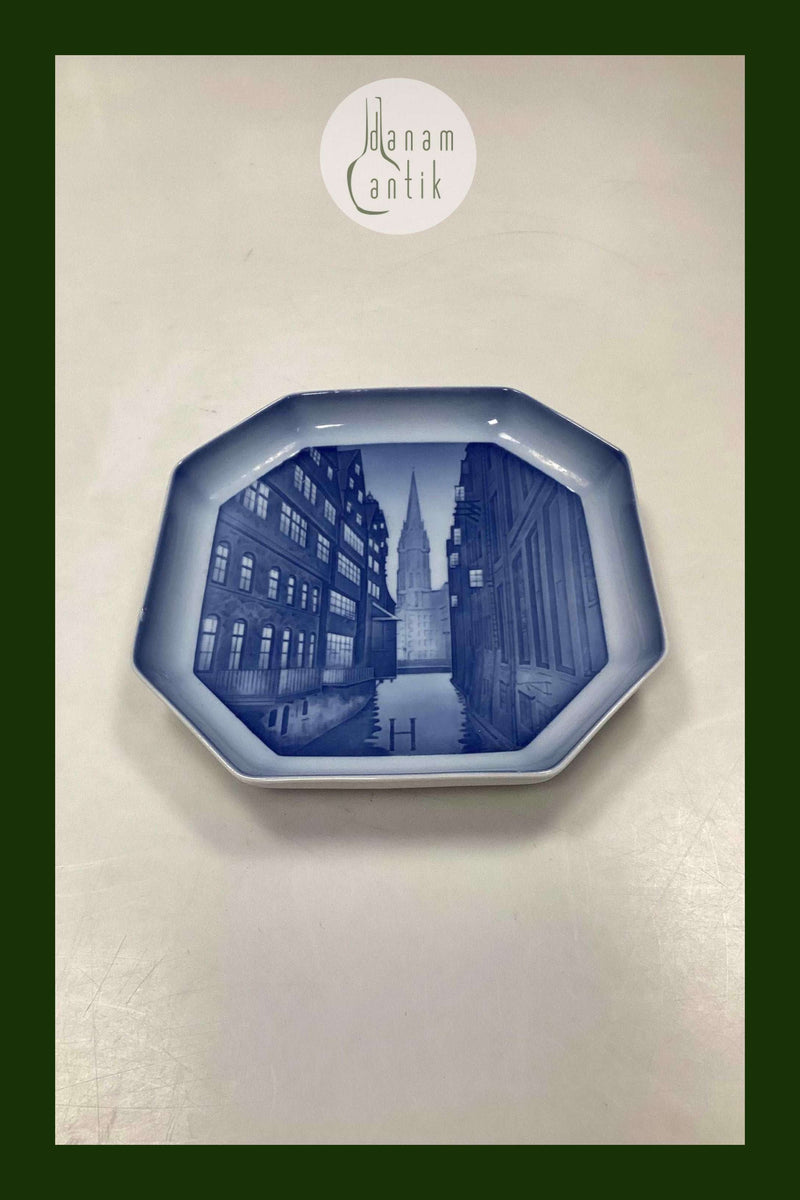 Bing og Grøndahl Alfabet Platte Hamborg. Designet i 1933-1934 af Ove Larsen