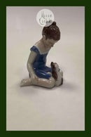 Lyngby Porcelænsfigur af Pige med Hund No 97