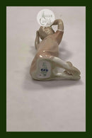 Bing 和 Grondahl 塑像女孩梳头 No 2257