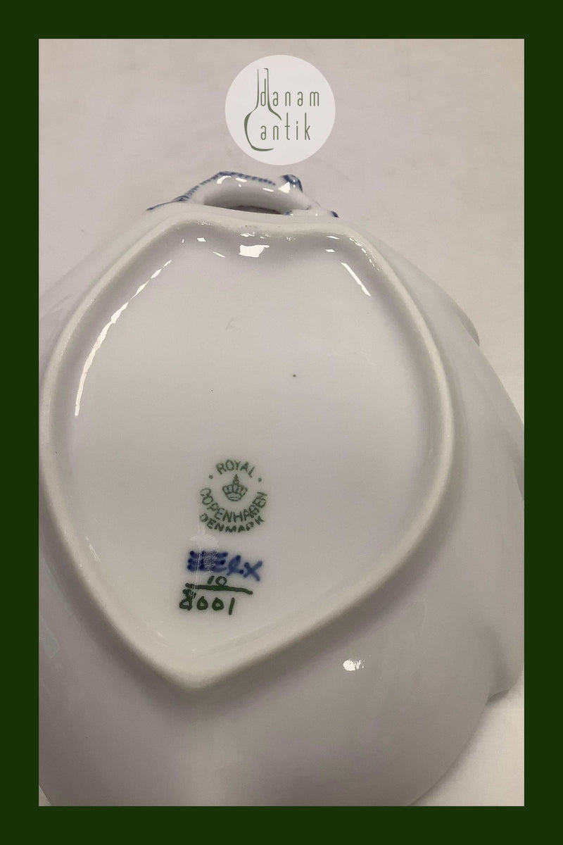 Royal Copenhagen Blå Blomst Flettet Bladformet Skål No 8001. Måler 18cm / 7.09 inch og er i god stand.