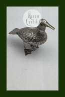 Hovedvandsæg af fugl i sølv med røde sten som øjne