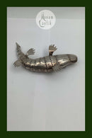 Alligator / Crocodile in silver with movable joints. Red flus eyes