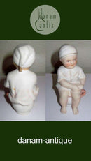 Porcelæns figur af lille dreng på potten