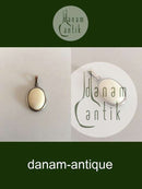 N.E. 从纯银骨质项链的吊坠。