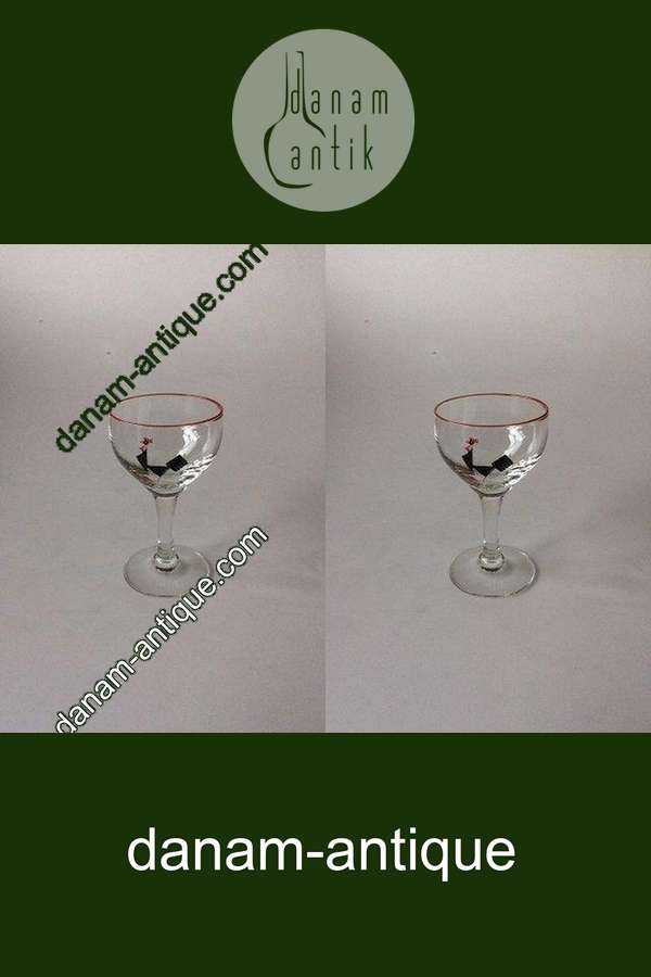 Holmegaard Likørglas dekoreret med sort hane og rød rand.