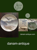 Royal Copenhagen Jugendstil Unique Weight Plate von Theodor Fischer aus dem Jahr 1897. Motiv: Adler in Berglandschaft Nr. 6349