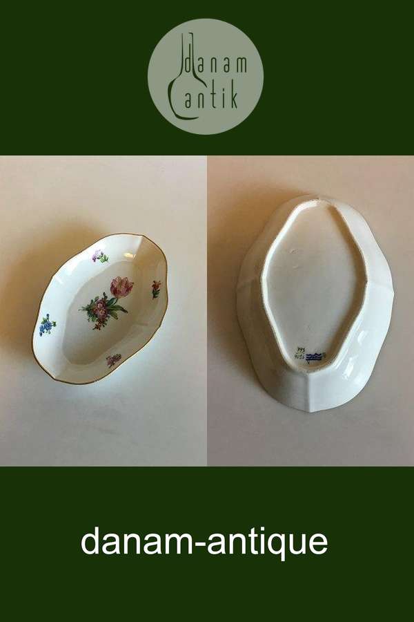 Royal Copenhagen Saxon Flower, Plain Oval Dish No 493/9026