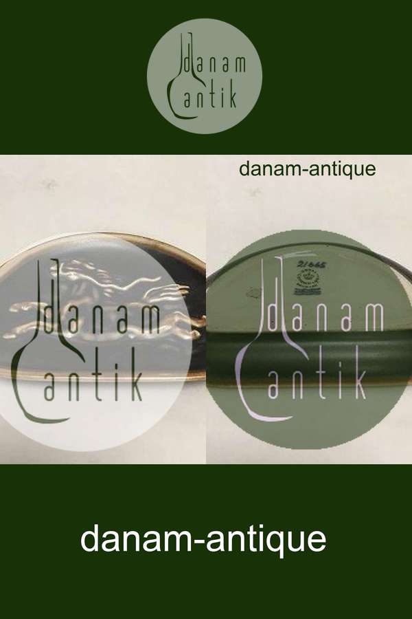 Royal Copenhagen Halvmåneformet stentøjsaskebæger med løbende hest No 21665