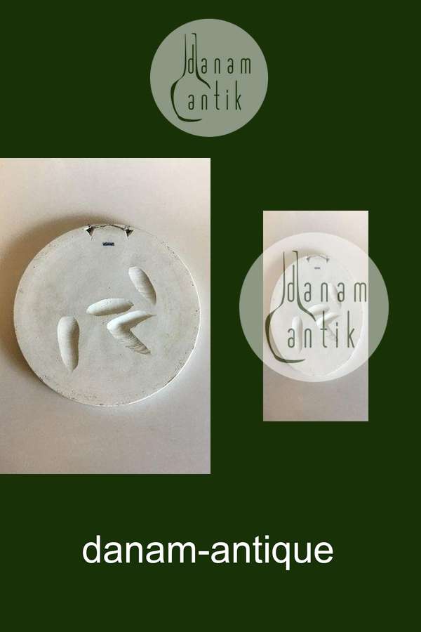 Royal Copenhagen Biscuit Platte "Hyrdinde med en Amorinerede". No 110