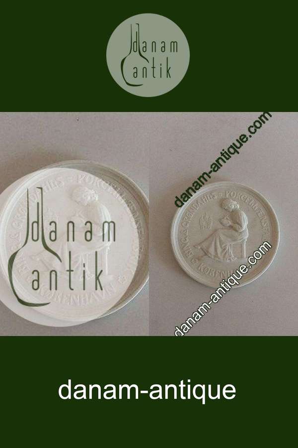 Bing & Grøndahl Forhandler skilt i Bisque.