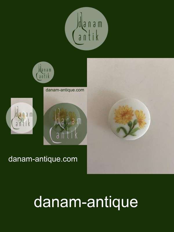 Royal Copenhagen Porcelænsknap med Håndmalet Blomstermotiv