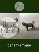 后腿站立的猫的青铜像