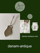 Schöner verschnörkelter Silberlöffel mit gebogenem Griff. CAB