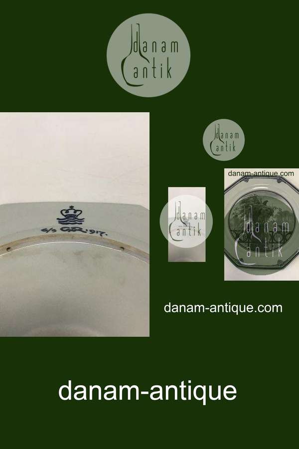 Unika Royal Copenhagen ottekantet fad af porcelæn, dekoreret i underglasur blå med fugle i neg