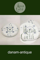 Royal Copenhagen Musselmalet Riflet Stort rundt fad No 109. Kanten er slebet af