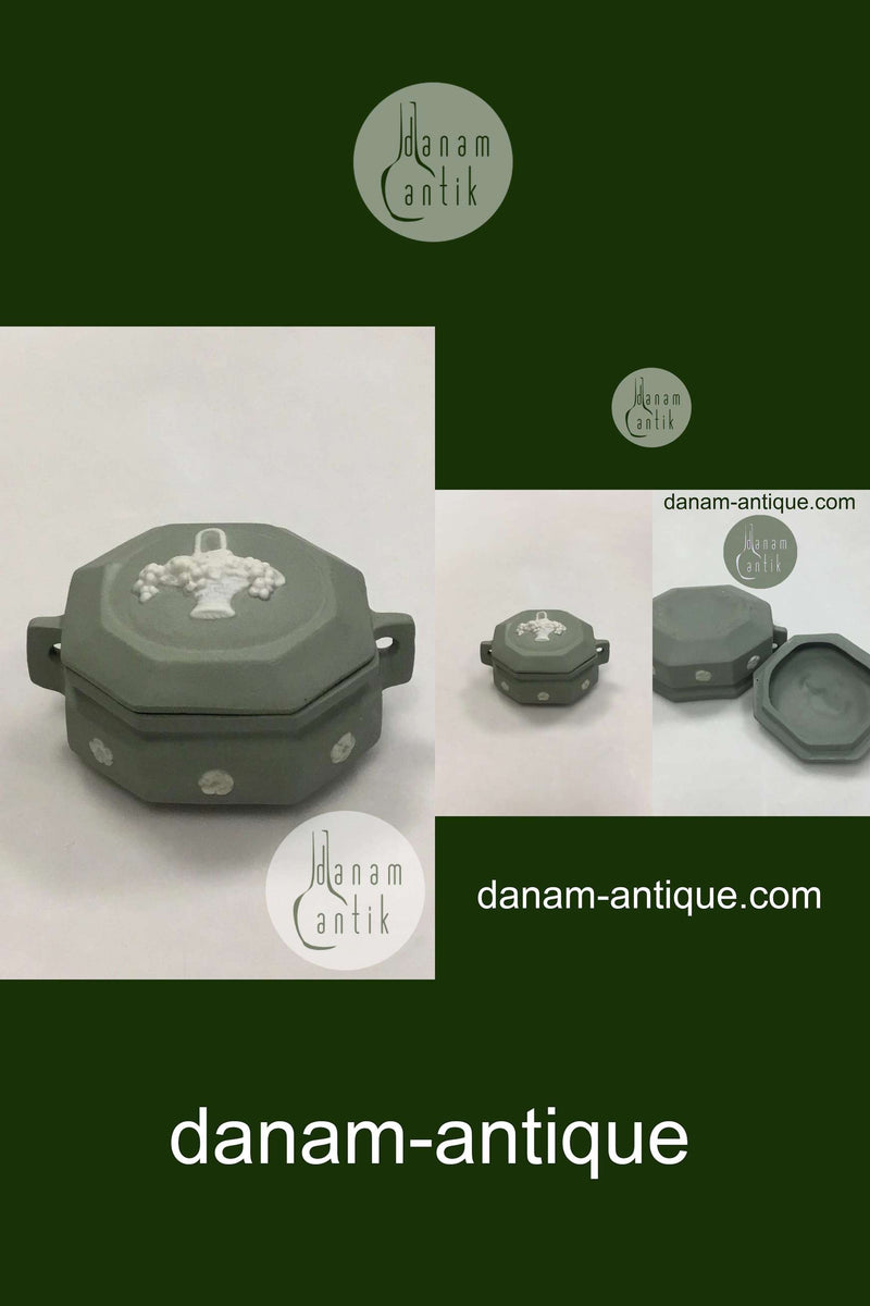 Wedgewood Lille grøn bonbonniere dekoreret med blomster