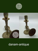 Par lysestager i messing med art deco dekorationer i relief ca. 1920