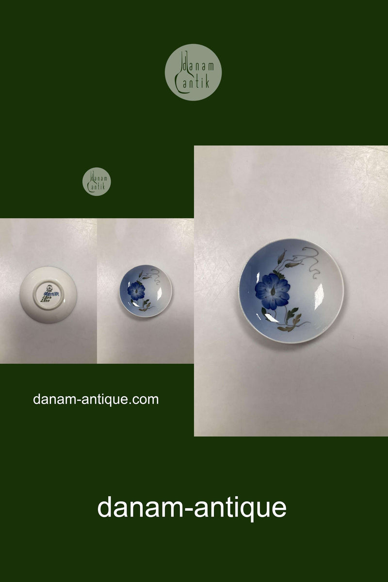 Royal Copenhagen Art Nouveau Lille platte med blomst No 2800/2800