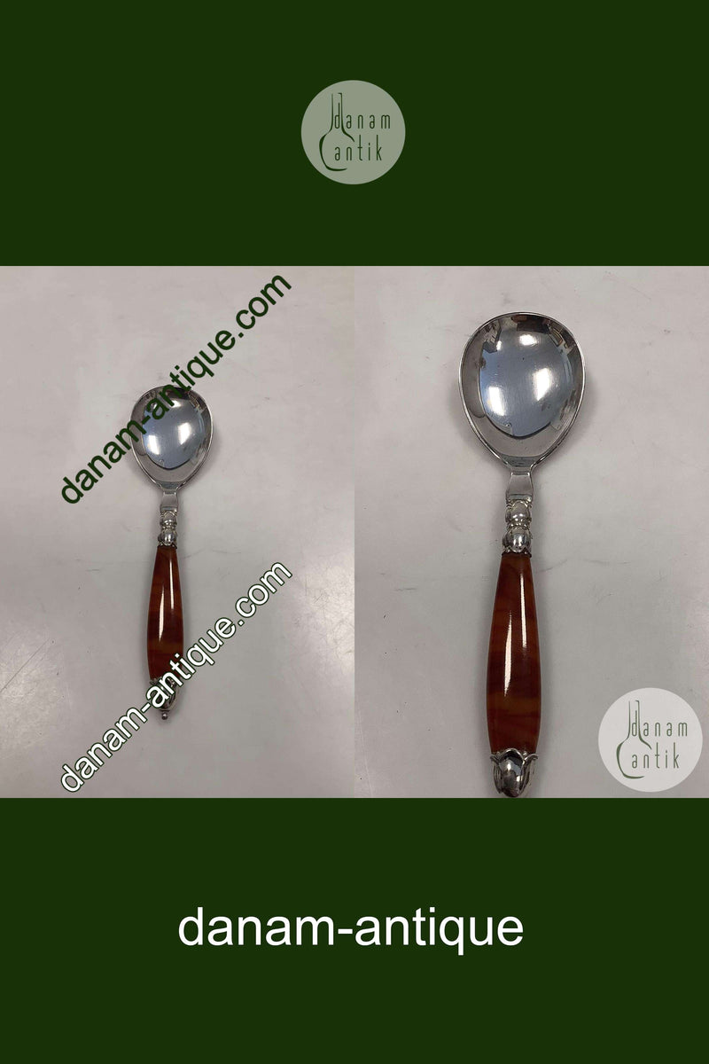 Dansk Ornamental Servingsske med skaft af Immitations Rav