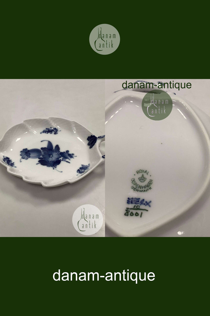 Royal Copenhagen Blå Blomst Flettet Bladformet Skål No 8001. Måler 18cm / 7.09 inch og er i god stand.